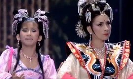 Nghệ sĩ Bình Tinh và cố ca sĩ Phi Nhung trong vở Võ Tắc Thiên.