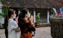 Lễ tạ rằm tháng Chạp, người dân Hà Nội vái vọng từ sân chùa 