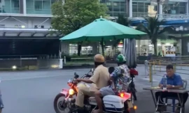 CLIP: CSGT dùng xe đặc chủng, mở còi hụ chở hai cha con đi cấp cứu