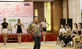 Đạo diễn catwalk Crazy Nhóc chia sẻ việc tập luyện cùng dàn thí sinh HHVN 2020