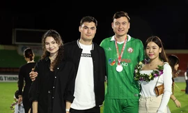 Showbiz 21/11: Bạn gái hot girl ra sân cổ vũ Đặng Văn Lâm