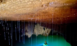 Hồ bí ẩn 'treo' lơ lửng trên vách hang ở Quảng Bình bất ngờ bị tụt 2m nước