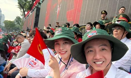 Nghệ sĩ xuống đường mừng đại lễ 30/4