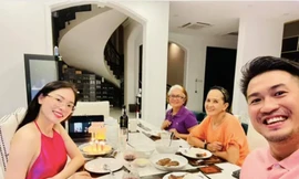 Showbiz 1/9: Phillip Nguyễn khoe ảnh sinh nhật Linh Rin, hé lộ góc căn biệt thự khủng