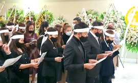 Việt Hương trong lễ tang của mẹ nuôi. 