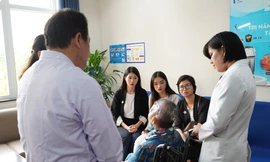 Thí sinh HHVN xúc động trước hành trình 20 năm ‘Thắp lên hi vọng’ của GSTS Trần Thiết Sơn