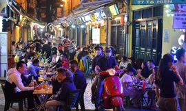 Hàng quán Hà Nội nhộn nhịp trong ngày đầu được mở cửa sau 21 giờ đêm