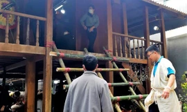 Người thân lo mai táng cho thiếu tá công an hy sinh