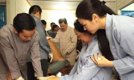 Hình ảnh Nhật Kim Anh từng đưa mẹ tới chữa bệnh ở chỗ ông Võ Hoàng Yên gây xôn xao cộng đồng mạng. 