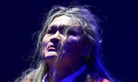 Đại Nghĩa vẫn phải ra sân khấu khi mẹ hôn mê sâu