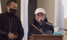 Danh ca Hương Lan khóc nghẹn trong lễ tang nghệ sĩ Chí Tài. 