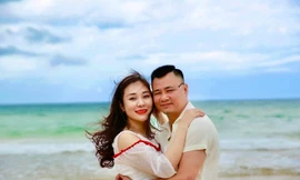 NSND Tự Long liên tục khoe ảnh bên vợ xinh đẹp kèm lời nhắn không thể ngọt hơn