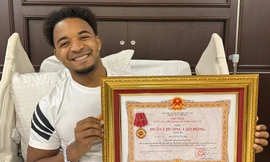 Khoảnh khắc Xuân Son nhận Huân chương Lao động hạng Ba trong bệnh viện gây bão