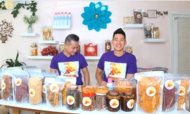 Phùng Ngọc Huy bán đồ ăn vặt ở Mỹ để mưu sinh