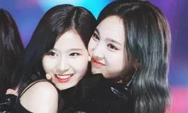 Showbiz 16/8: Hai nữ ca sĩ nổi tiếng bất ngờ khoe 'giấy đăng ký kết hôn'