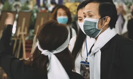 Showbiz 12/12: Rớt nước mắt trước câu nói của NSƯT Hoài Linh trong tang lễ nghệ sĩ Chí Tài