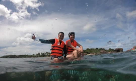 Hành động ngồi lên san hô của Quang Vinh và Phạm Quỳnh Anh bị cho là thiếu hiểu biết.