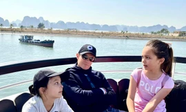 Showbiz 1/1: Diva Hồng Nhung đăng ảnh bạn trai ngoại quốc bên hai con