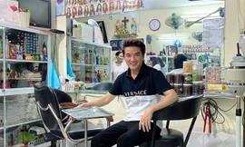 Đàm Vĩnh Hưng về lại nơi từng làm nghề cắt tóc 20 năm trước, chia sẻ xúc động
