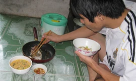 Bữa ăn cải thiện của Thành: một bát canh và một con cá rán