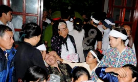 Người nhà nạn nhân khóc lóc, gào thét khi vừa tới phiên tòa khi nhắc tới cái chết của con, cháu mình