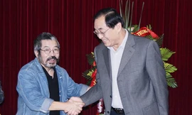 Đạo diễn Lê Hùng - giám đốc hai nhà hát (Tuổi Trẻ + Kịch Việt Nam) tiếp đón lãnh đạo Nhà hát Kịch quốc gia Trung Quốc, tháng 3 -2011. Ảnh: Website Nhà hát Kịch Việt Nam