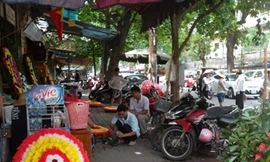 Kiếm sống bằng… 'luộc' vòng hoa đám tang