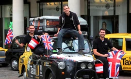 Ba sinh viên lập kỷ lục đi taxi vòng quanh thế giới