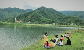 Các bạn nhỏ được hòa mình vào thiên nhiên trong những tiết học đặc biệt. Ảnh: Lan Anh 