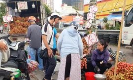 Bạn trẻ lựa mua vải đầu mùa