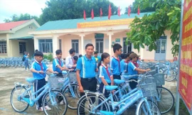 CLB MC tỉnh Đắk Lắk tặng xe đạp cho học sinh có hoàn cảnh khó khăn