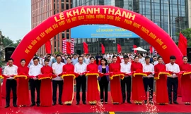 Phó Chủ tịch UBND TP Hà Nội Dương Đức Tuấn (áo trắng thứ 3, từ phải sang) cùng đại diện chủ đầu tư, các sở ngành cắt băng thông xe cầu vượt xóa ùn tắc tại nút giao Chùa Bộc - Phạm Ngọc Thạch ngày 30/6/2023