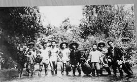 Ảnh các cán bộ báo Tiền Phong và T.Ư Đoàn với thiếu niên địa phương (khoảng năm 1954) Từ phải sang: Nhạc sĩ Phong Nhã, họa sĩ Tôn Đức Lượng (đội mũ), ông Thành (người mặc áo tối màu, đội mũ) - Nhân viên đánh máy cơ quan Trung ương Đoàn vẫn đánh máy bản thảo cho báo Tiền Phong, biên tập viên Lê Quân, liên lạc Mai Văn Hậu; nhân viên Tôn Sơn (đội mũ)