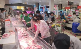 Người dân tranh thủ vào siêu thị mua sắm trước khi TPHCM tăng cường các biện pháp siết giãn cách