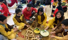 Học sinh Hà Nội gói bánh chưng trước Tết Nguyên đán để ủng hộ trẻ em nghèo