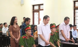 Các bị cáo trong vụ án gian lận điểm thi THPT Quốc gia năm 2018 tại Hà Giang trước giờ tuyên án. Ảnh: TTXVN