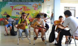 Tiếng đàn đã thắp lên nụ cười và hy vọng về tương lai cho các em nhỏ. Ảnh: Nguyễn Thành