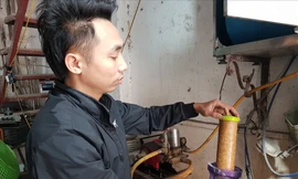 Anh Nguyễn Ngọc Tuân (cụm 5, Duyên Trường xã Duyên Thái) phải thay lõi lọc liên tục mới có nước sạch để dùng vì nước giếng khoan rất bẩn. Ảnh: Cao Nguyên – Lao Động