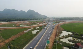 Nhờ hoàn thiện sớm 2 nút giao, cao tốc Bắc Nam qua Thanh Hóa có kết nối hiệu quả với hạ tầng địa phương. Ảnh: T.Đảng