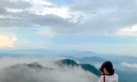 Một nữ nhiếp ảnh gia đang săn mây