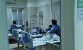 Nhiều người lớn mắc thủy đậu đang điều trị tại Bệnh viện Thanh Nhàn