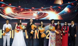 Đạo diễn Bùi Thạc Chuyên (thứ ba từ trái sang) thắng lớn với Tro tàn rực rỡ