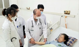 PGS.TS Đỗ Duy Cường thăm khám bệnh nhân mắc não mô cầu