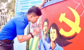 Lê Văn Đông - Bí thư Chi đoàn xóm 1, xã Nghĩa Thuận, thị xã Thái Hòa (Nghệ An) vẽ tranh bích họa tại trường mầm non của xã
