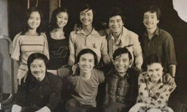 Ông Tạo (hàng trên, thứ hai từ phải sang) cạnh nhà viết kịch Lưu Quang Vũ