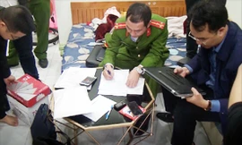 Cơ quan điều tra khám xét, làm việc với đối tượng liên quan trong vụ án 1.300GB dữ liệu. Ảnh: Công an cung cấp