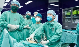 PGS.TS Trần Ngọc Sơn thực hiện ca mổ