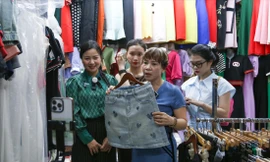 Lần đầu đứng livestream, bà Hoàng Thị Kim Anh (tiểu thương chợ Cồn, thứ 2 từ phải sang) lóng ngóng. Ảnh: Giang Thanh