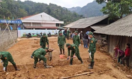Các cán bộ, chiến sĩ cùng nhau giúp bà con xây dựng nhà Trung ương và các tỉnh thành “chia lửa” với Điện Biên