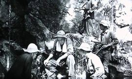 Thiếu tướng Võ Bẩm (người quàng khăn) kiểm tra công tác mở đường Trường Sơn - Hồ Chí Minh. Ảnh: TL